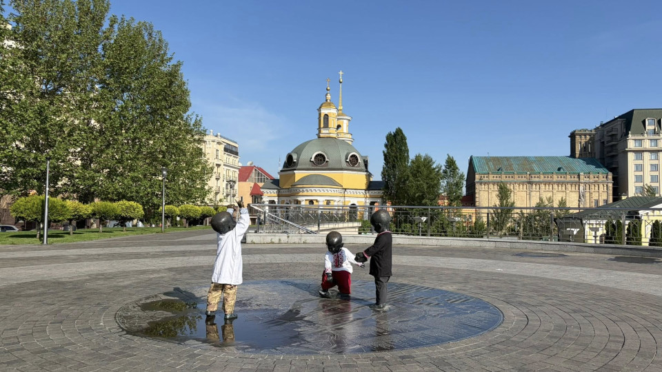 В Киеве скульптуры малышей-основателей на Почтовой площади одели в вышиванки – фото
