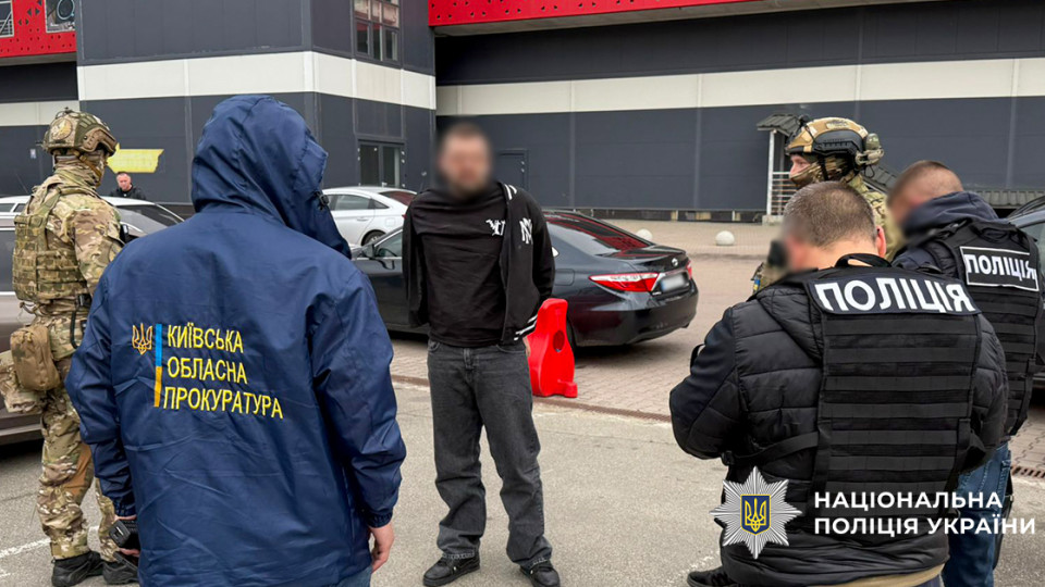 У Києві затримали чоловіка, який продавав «бронь» від служби за 8 тисяч доларів
