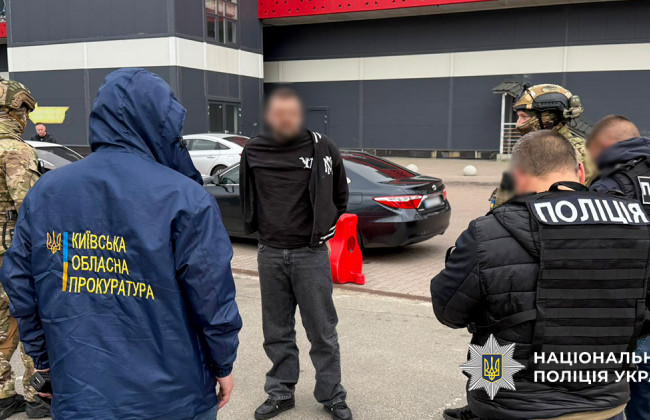 У Києві затримали чоловіка, який продавав «бронь» від служби за 8 тисяч доларів