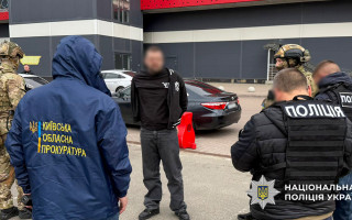 У Києві затримали чоловіка, який продавав «бронь» від служби за 8 тисяч доларів