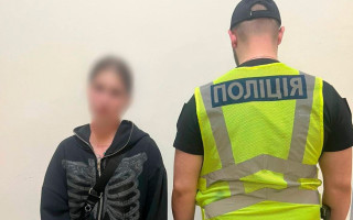 У Києві військовий зробив зауваження, за що отримав пляшкою по голові – 18-річну нападницю затримали