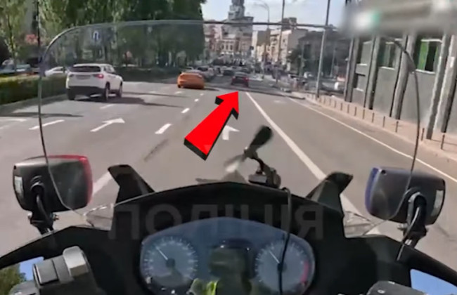 В Киеве мотопатрульные наказали водителя BMW, который не включил указатель поворота — видео