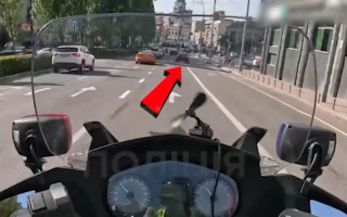 У Києві мотопатрульні покарали водія BMW, який не ввімкнув показчик повороту — відео