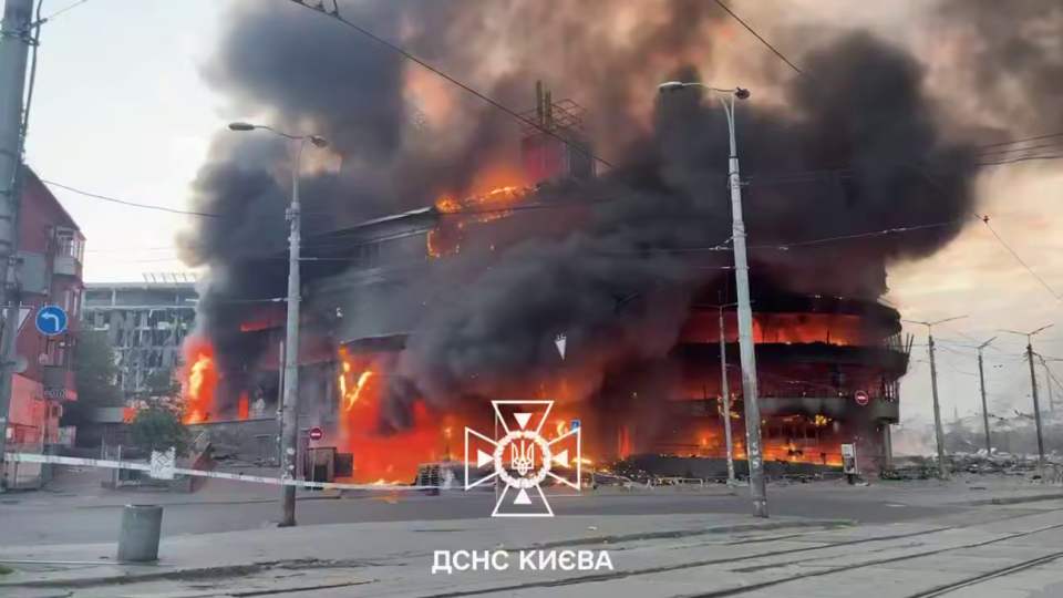 В Киеве после атаки РФ полностью сгорели ТРЦ «Квадрат» и Лукьяновский рынок, видео