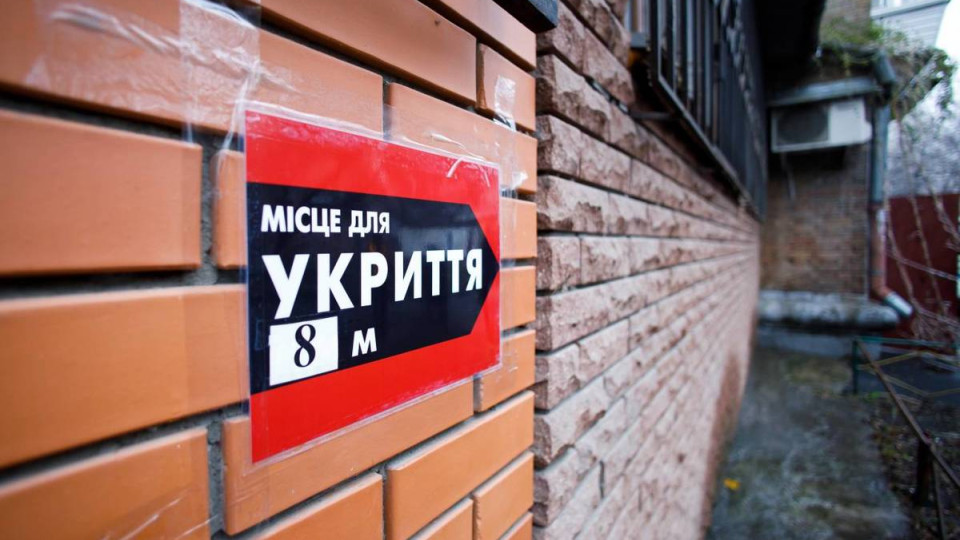 В Киеве после удара РФ люди оказались заблокированными в школе — вход в убежище засыпало