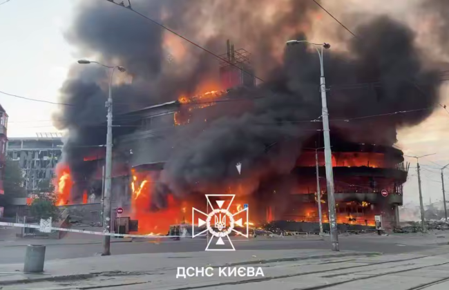 В Киеве после атаки РФ полностью сгорели ТРЦ «Квадрат» и Лукьяновский рынок, видео