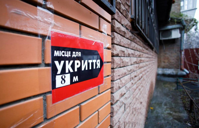 В Киеве после удара РФ люди оказались заблокированными в школе — вход в убежище засыпало