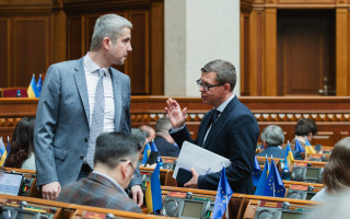 Прожиточный минимум поднимут до 10 тысяч грн, а должностным лицам закрепят «потолок» зарплат на уровне военных