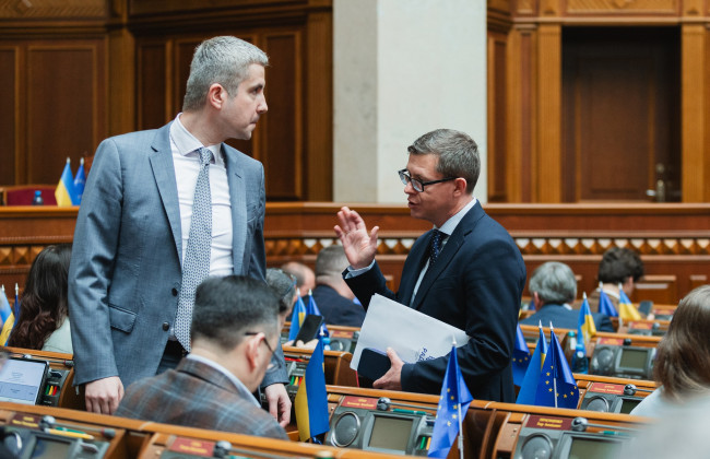 Прожиточный минимум поднимут до 10 тысяч грн, а должностным лицам закрепят «потолок» зарплат на уровне военных