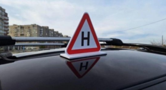 Навчальні автомобілі хочуть прибрати з доріг у години пік для зменшення заторів
