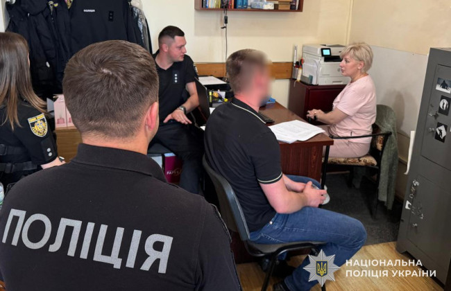 Во Львове мужчина на автомобиле Skoda наехал на полицейского во время проверки