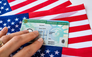 Получить грин-карту в США станет сложнее: для этого иностранцы должны выехать из страны