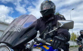 Їхав без мотошолома та був позбавлений права керування: у Києві покарали водія мотоциклу