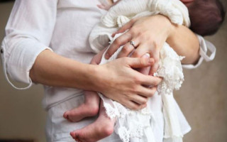 Народження дитини за кордоном: як українцям отримати свідоцтво та які документи потрібні