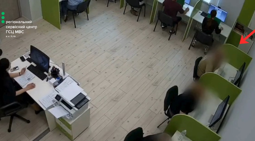 У Києві чоловік намагався використати смарт-окуляри, щоб скласти іспит у сервісному центрі МВС
