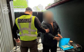 У Києві троє чоловіків за $17 000 обіцяли військовозобов’язаному виїзд за кордон як далекобійнику