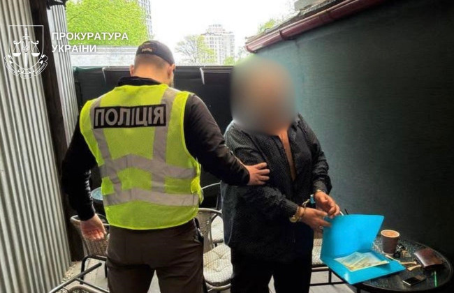 В Киеве трое мужчин за $17 000 обещали военнообязанному выезд за границу в качестве дальнобойщика
