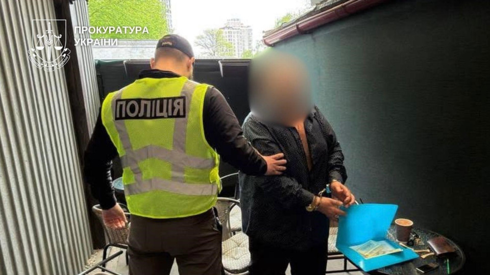 В Киеве трое мужчин за $17 000 обещали военнообязанному выезд за границу в качестве дальнобойщика