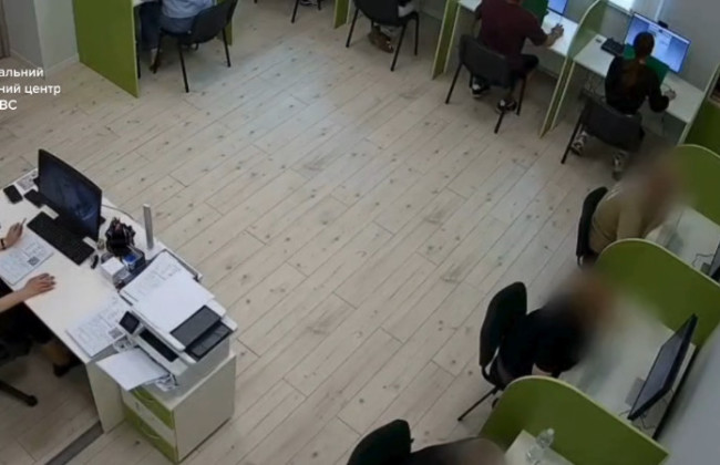 В Киеве мужчина пытался использовать смарт-очки, чтобы сдать экзамен в сервисном центре МВД