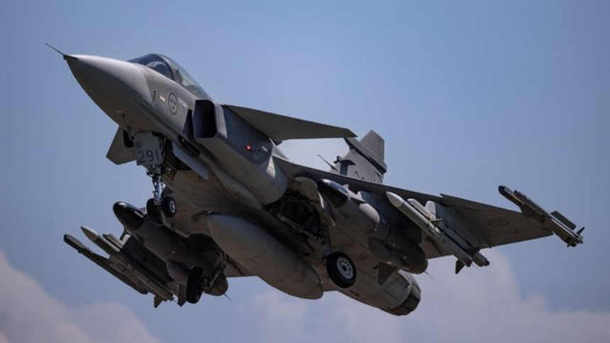 Швеция подарит Украине 16 истребителей Gripen: чем они особенные