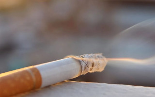 В Молдове запретят курить сигареты не только на пляжах и остановках, но и на балконах