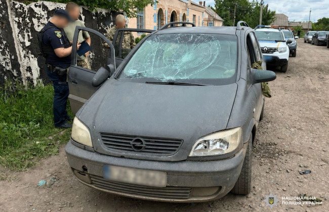 Повредили авто ТЦК и ударили военных: в Харьковской области четырем мужчинам объявили подозрение