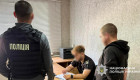 У Дніпрі працівники ТЦК виштовхнули з авто біля смітника чоловіка, якому стало зле, а самі втекли