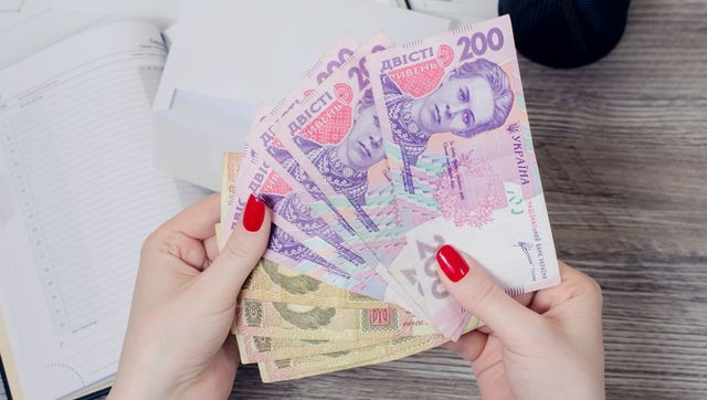 Часть украинцев получит до 3100 грн летом: кому назначили выплаты