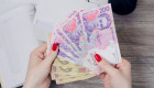 Часть украинцев получит до 3100 грн летом: кому назначили выплаты