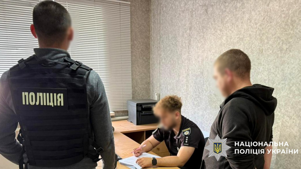 В Днепре сотрудники ТЦК вытолкнули из автомобиля возле мусорного контейнера мужчину, которому стало плохо, а сами скрылись