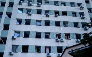 У Києві внаслідок атаки РФ постраждала одна з будівель податкової, фото