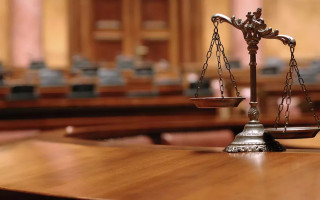 Неповнолітній погрожував ножем та обрізати волосся дівчаткам – чи повернув суд дитину матері з таким вихованням