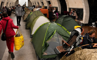«Метро – не кемпінг»: у Києві вимагають заборонити намети та матраци в укриттях під час тривог