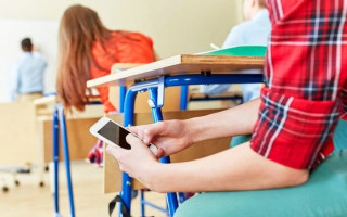 Польща заборонить смартфони у школах і закриє дітям доступ до сайтів для дорослих