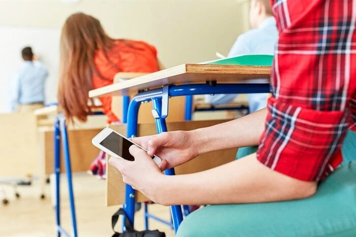 Poland Will Ban Smartphones in Schools and Block Children's Access to Adult Websites