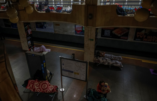 В метро объяснили, почему не устанавливают дополнительные скамейки на станциях в Киеве