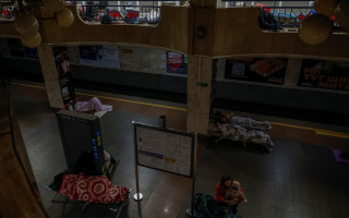 В метро объяснили, почему не устанавливают дополнительные скамейки на станциях в Киеве