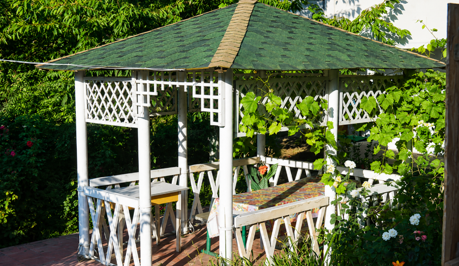 Garage, pool, or gazebo: what can be installed on a land plot without permission and approvals