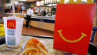 Работница McDonald’s положила картофель в рот и отдала клиентке: дело передали в суд