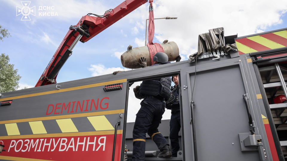 In Kyiv, after a Russian attack, a warhead of the Kh-101 missile was found