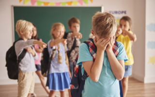 За буллинг в школе больше не удастся избежать наказания: ответственность может настигнуть даже через год
