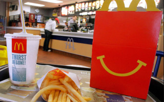 Работница McDonald’s положила картофель в рот и отдала клиентке: дело передали в суд