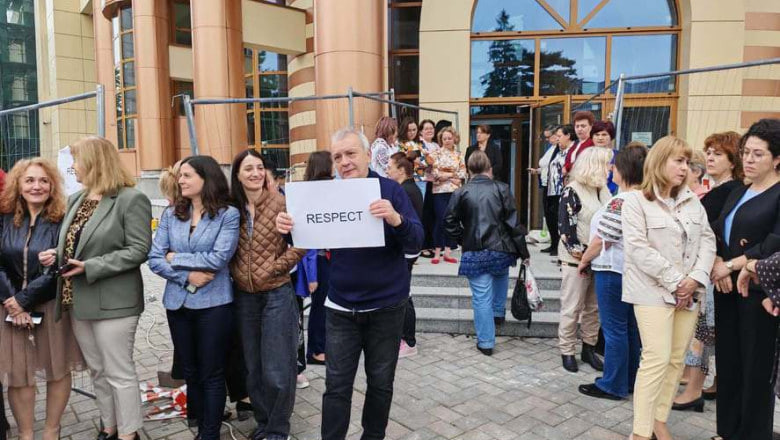 "A Day Without Finance": Tax Officials Strike in Romania Over Bonus Cuts