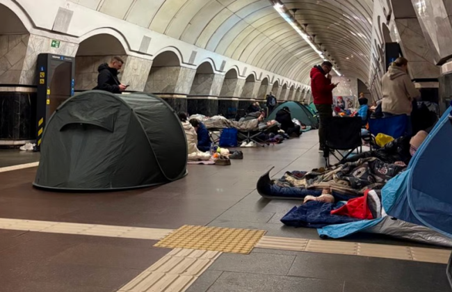 Намети посеред метро у Києві: як правила регулюють підземний комфорт під час тривоги