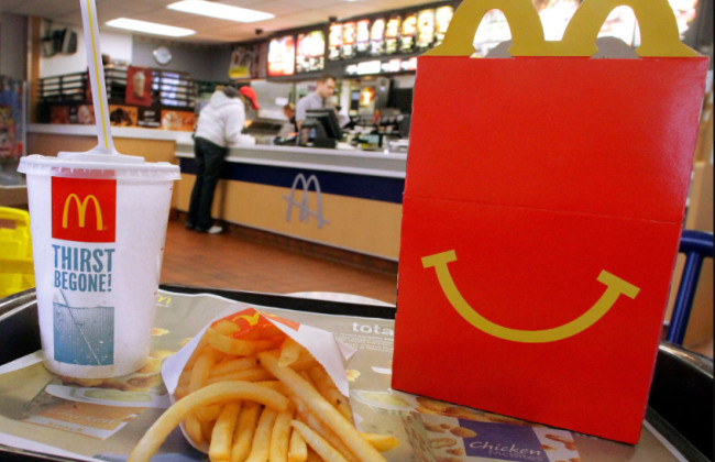 Работница McDonald’s положила картофель в рот и отдала клиентке: дело передали в суд