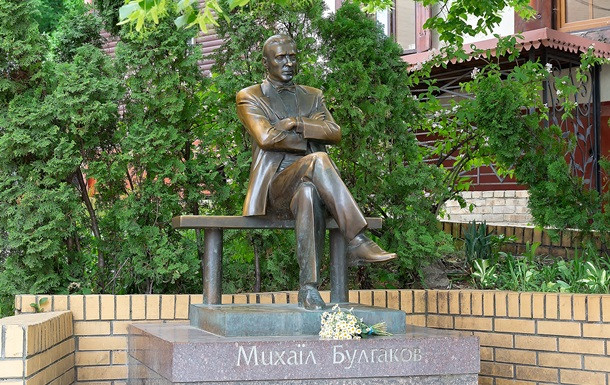 У Києві демонтували пам’ятник Михайлу Булгакову, відео