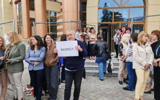 «День без финансов»: в Румынии бастуют налоговики из-за сокращения премий