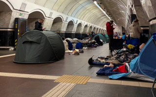 Намети посеред метро у Києві: як правила регулюють підземний комфорт під час тривоги
