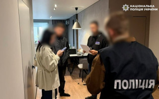 Элитные автомобили, наличные и миллионные расхождения в декларациях: полиция проводит масштабные обыски у должностных лиц ВВК