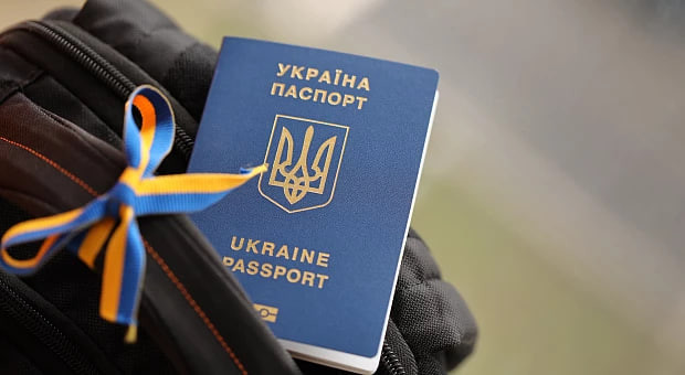 Мужчина получил разрешение на выезд за границу, однако из-за изменений в законодательстве не смог сняться с воинского учета — какое решение принял суд